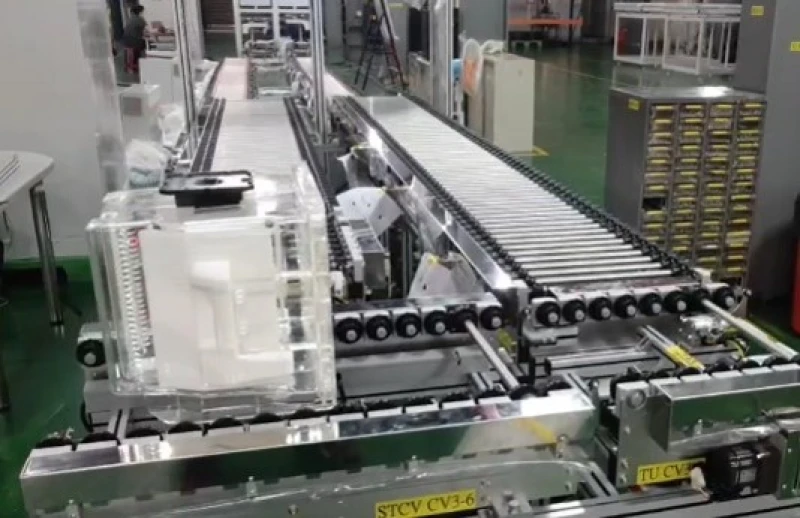 Automated logistics system for semiconductor FOUP transport